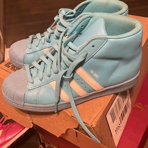 Adidas high top sneakers worn 2x kids size5